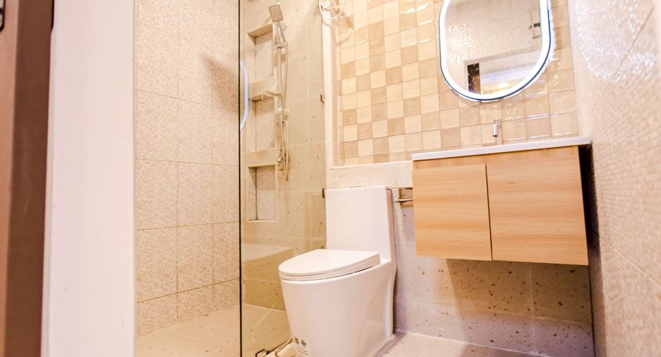 For sale 4 bedrooms house in Wang Thonglang, Bangkok