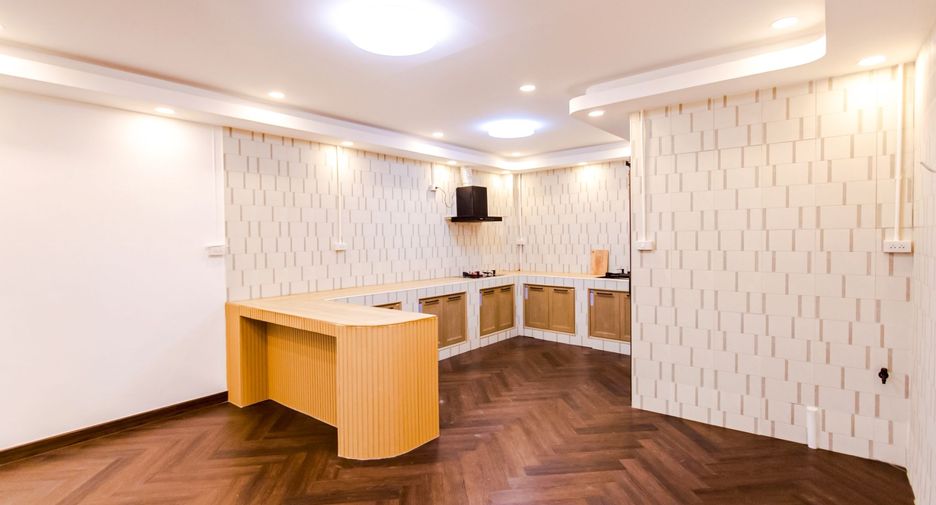 For sale 4 bedrooms house in Wang Thonglang, Bangkok