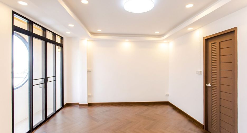 For sale 4 bedrooms house in Wang Thonglang, Bangkok