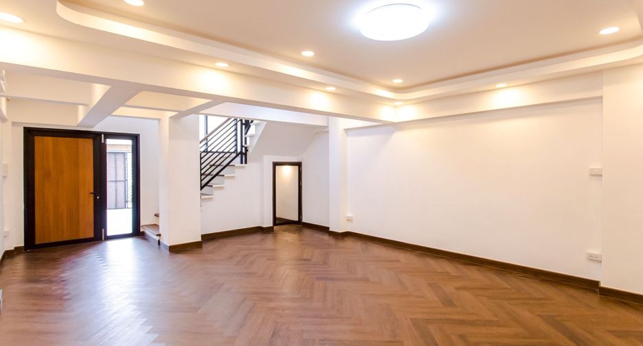 For sale 4 bedrooms house in Wang Thonglang, Bangkok