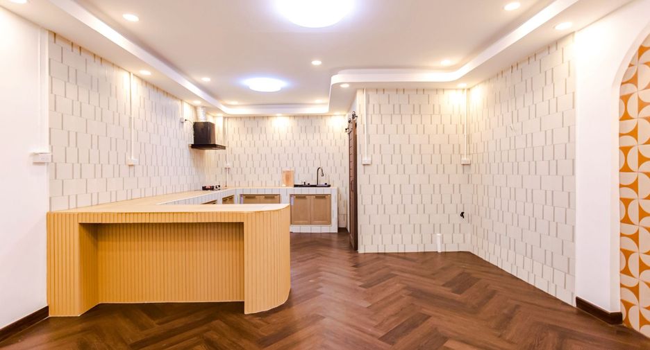 For sale 4 bedrooms house in Wang Thonglang, Bangkok