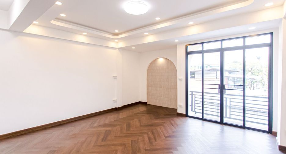 For sale 4 bedrooms house in Wang Thonglang, Bangkok