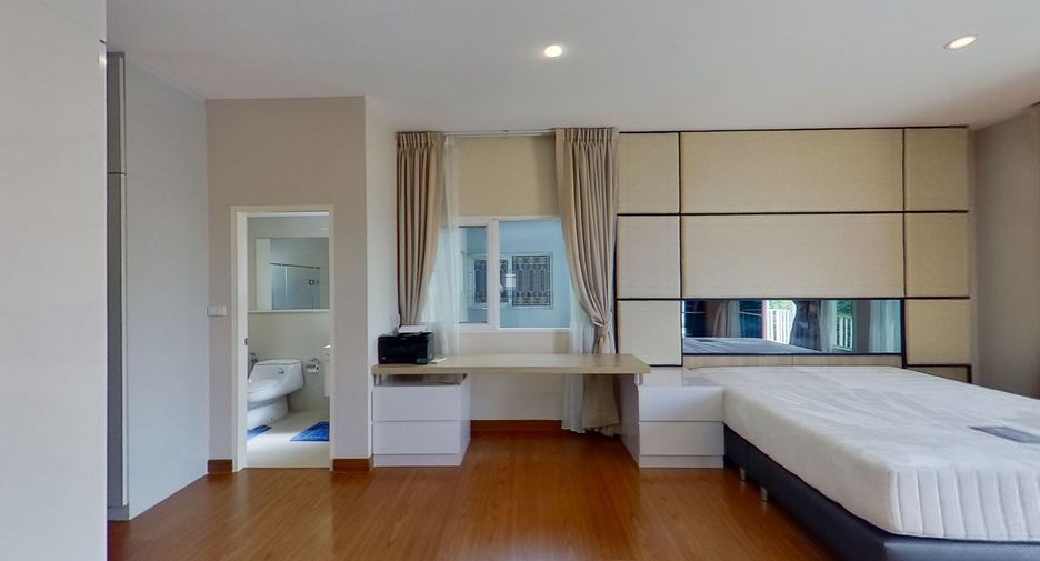 For sale 4 bedrooms house in Bang Na, Bangkok