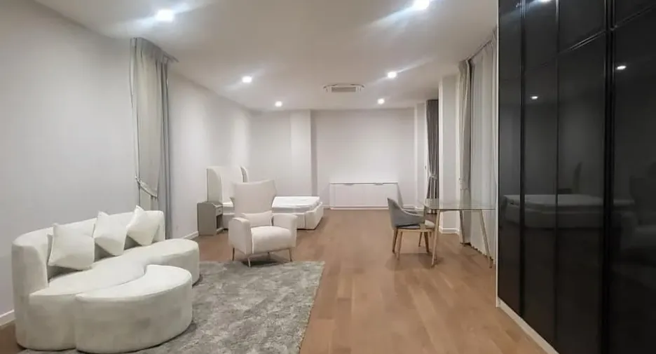 For sale and for rent 5 bedrooms house in Wang Thonglang, Bangkok