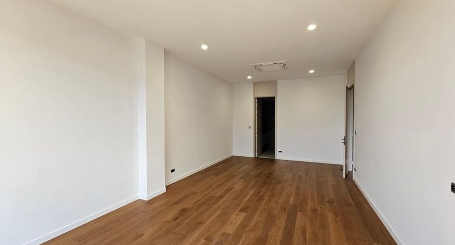 For sale and for rent 5 bedrooms house in Wang Thonglang, Bangkok