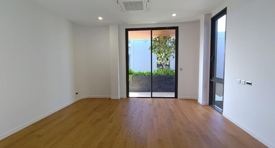 For sale and for rent 5 bedrooms house in Wang Thonglang, Bangkok