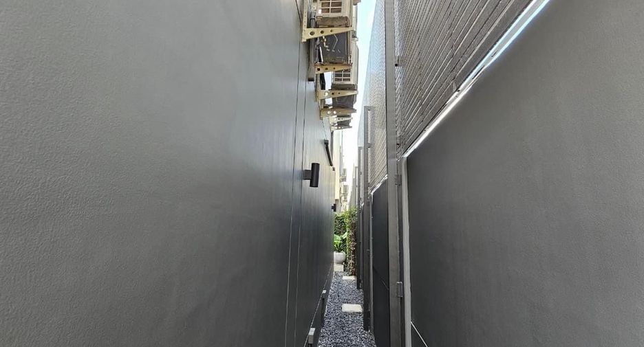 For sale and for rent 5 bedrooms house in Wang Thonglang, Bangkok