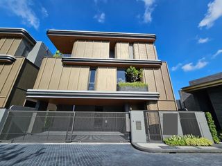 For sale and for rent 5 bedrooms house in Wang Thonglang, Bangkok