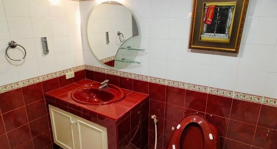 For sale 3 bedrooms condo in Khlong Toei, Bangkok