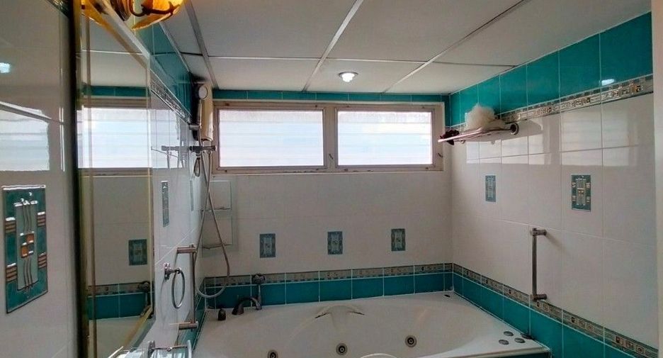 For sale 3 bedrooms condo in Khlong Toei, Bangkok