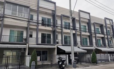Casa adosada en venta de 3 habitaciones en Suan Luang, Bangkok