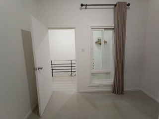 Reihenhaus zum Kauf und zur Miete mit 3 Zimmer in Khlong Sam Wa, Bangkok