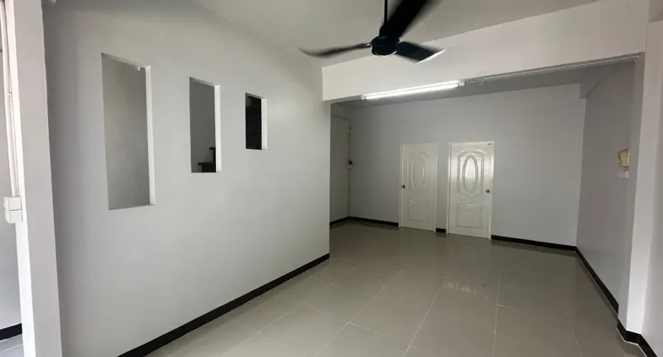 For sale and for rent 3 bedrooms retail Space in Bang Kho Laem, Bangkok