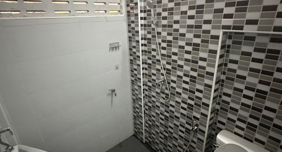 For sale and for rent 3 bedrooms retail Space in Bang Kho Laem, Bangkok
