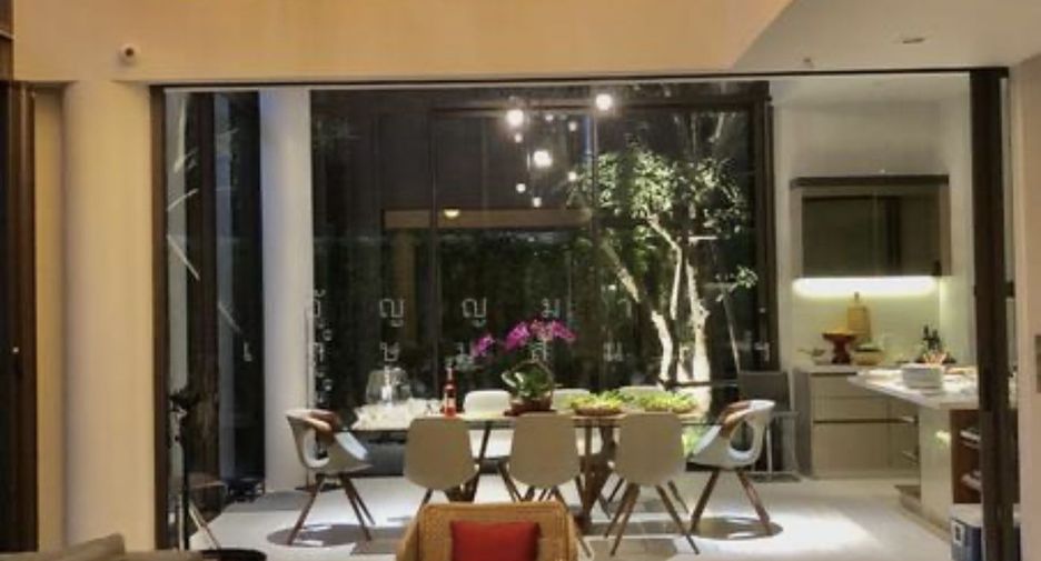 For sale 5 bedrooms house in Watthana, Bangkok