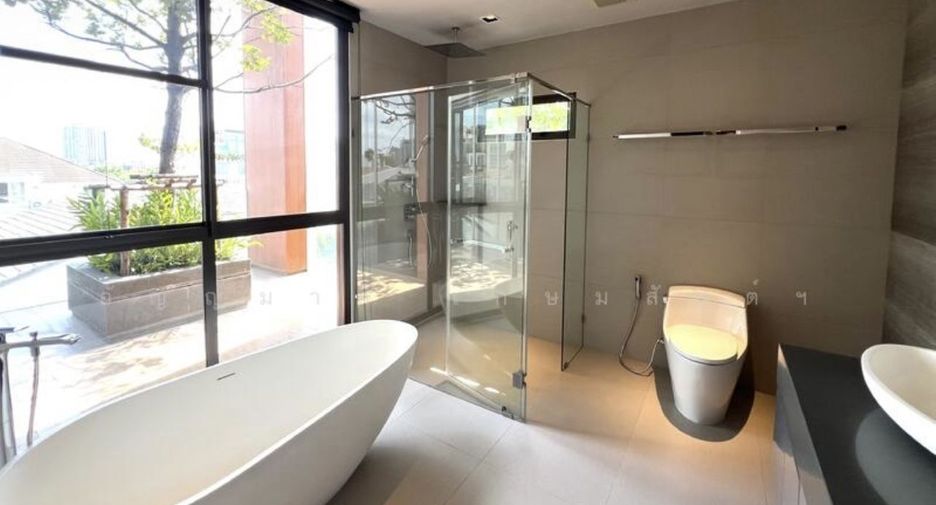 For sale 5 bedrooms house in Watthana, Bangkok