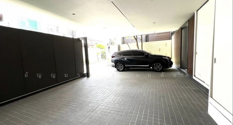 For sale 5 bedrooms house in Watthana, Bangkok
