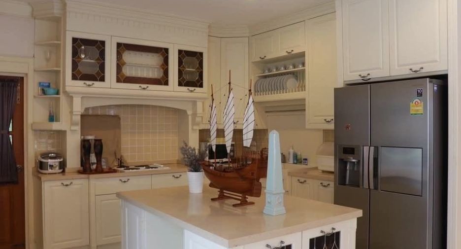For sale 5 bedrooms villa in Taling Chan, Bangkok