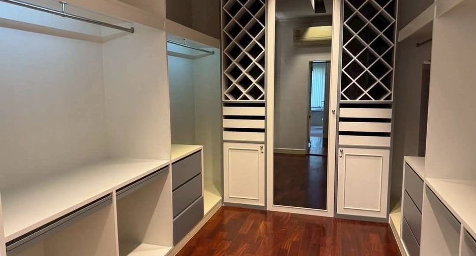 For sale 5 bedrooms villa in Taling Chan, Bangkok