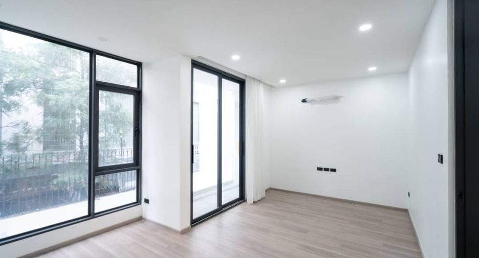 For sale 4 bedrooms townhouse in Watthana, Bangkok