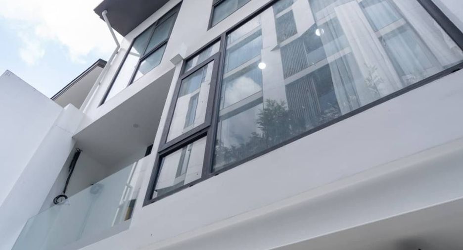 For sale 4 bedrooms townhouse in Watthana, Bangkok