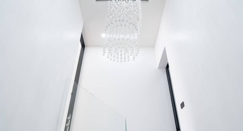 For sale 4 bedrooms townhouse in Watthana, Bangkok
