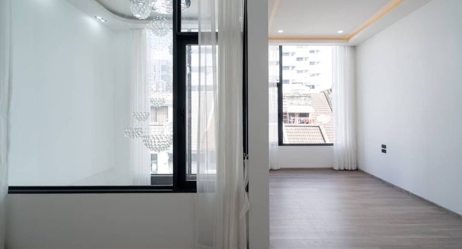 For sale 4 bedrooms townhouse in Watthana, Bangkok