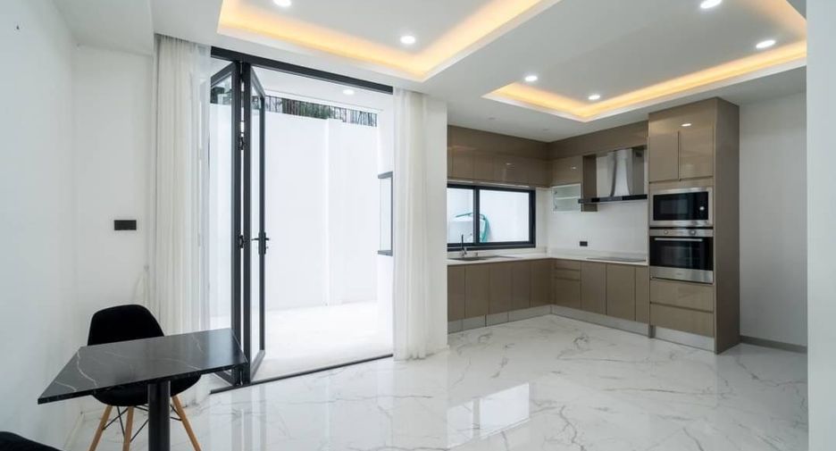For sale 4 bedrooms townhouse in Watthana, Bangkok