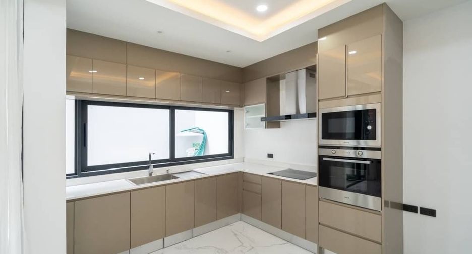 For sale 4 bedrooms townhouse in Watthana, Bangkok