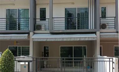 Casa adosada en venta y en alquiler de 3 habitaciones en Suan Luang, Bangkok