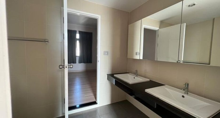 For sale そして for rent 3 ベッドルーム townhouse in Bang Kho Laem, Bangkok