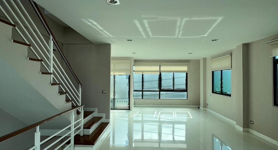 For sale そして for rent 3 ベッドルーム townhouse in Bang Kho Laem, Bangkok