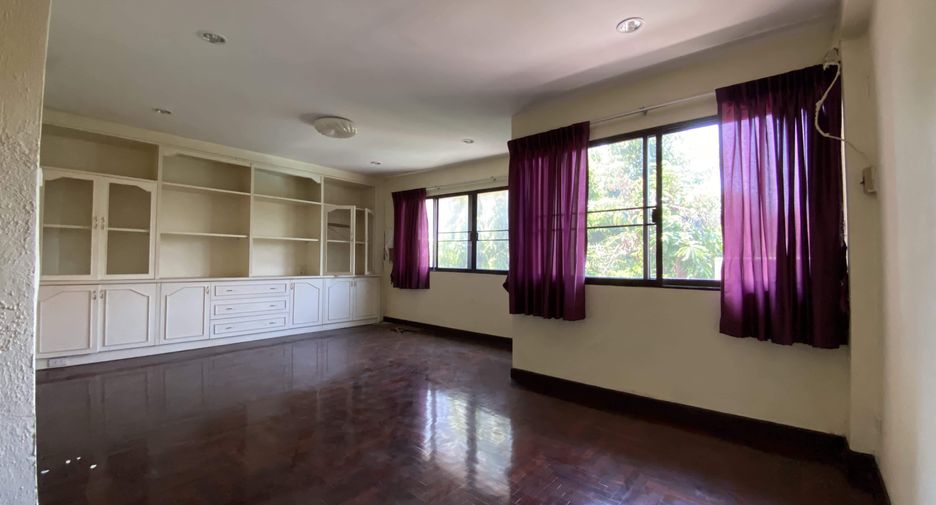 Casa adosada en venta y en alquiler de 4 habitaciones en Khlong Toei, Bangkok