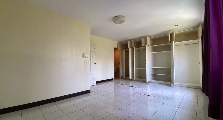 Casa adosada en venta y en alquiler de 4 habitaciones en Khlong Toei, Bangkok