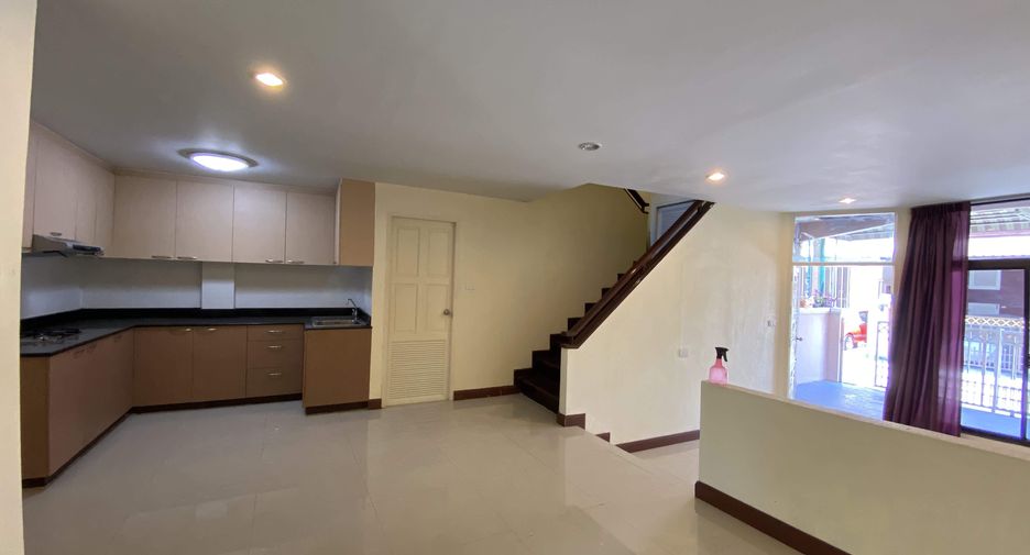 Casa adosada en venta y en alquiler de 4 habitaciones en Khlong Toei, Bangkok