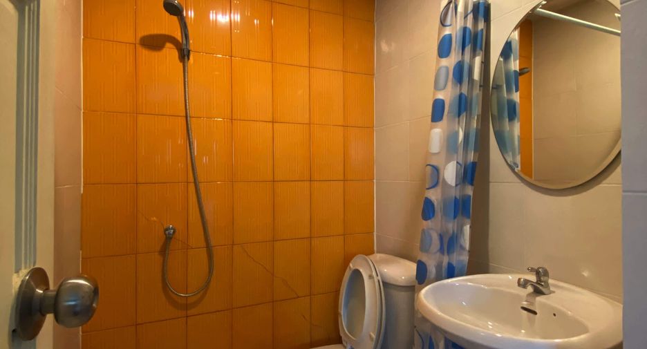 Casa adosada en venta y en alquiler de 4 habitaciones en Khlong Toei, Bangkok