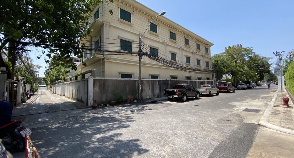 Casa adosada en venta y en alquiler de 4 habitaciones en Khlong Toei, Bangkok