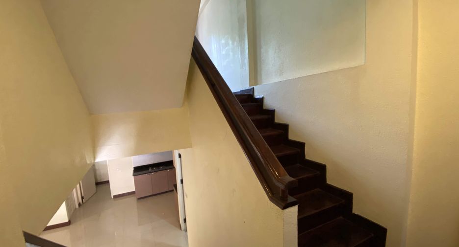 Casa adosada en venta y en alquiler de 4 habitaciones en Khlong Toei, Bangkok