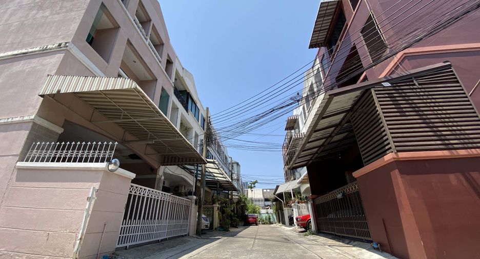 Casa adosada en venta y en alquiler de 4 habitaciones en Khlong Toei, Bangkok