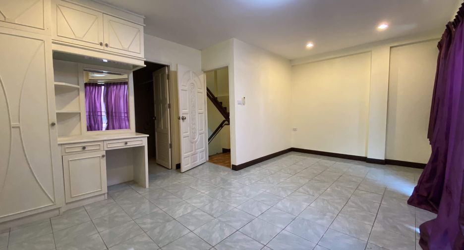 Casa adosada en venta y en alquiler de 4 habitaciones en Khlong Toei, Bangkok