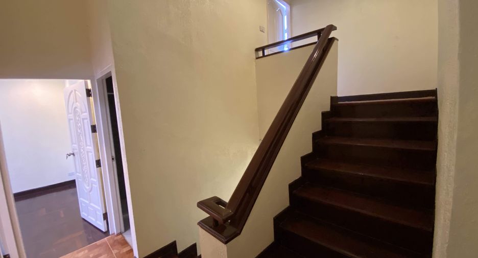 Casa adosada en venta y en alquiler de 4 habitaciones en Khlong Toei, Bangkok