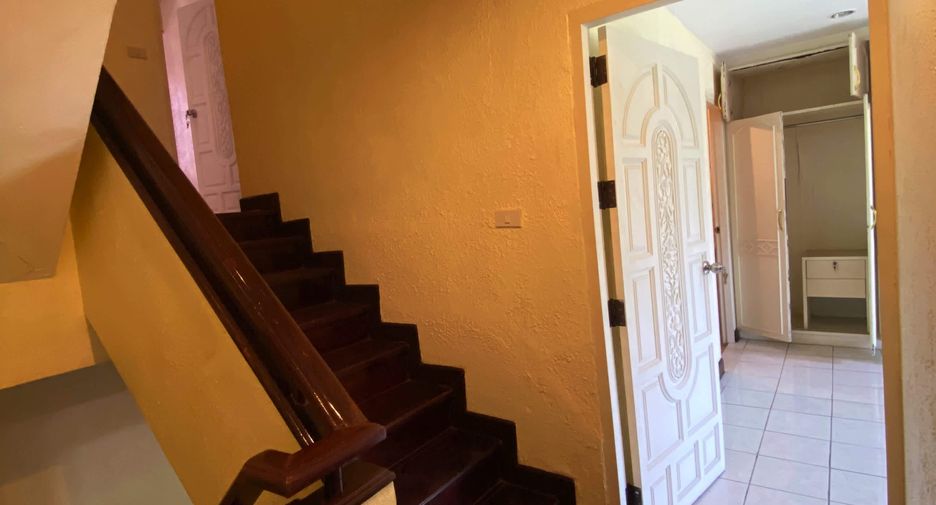 Casa adosada en venta y en alquiler de 4 habitaciones en Khlong Toei, Bangkok