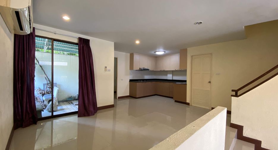 Casa adosada en venta y en alquiler de 4 habitaciones en Khlong Toei, Bangkok