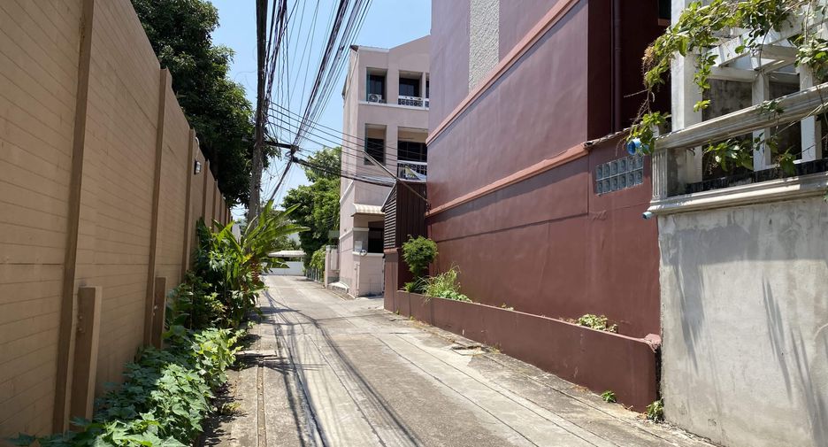 Casa adosada en venta y en alquiler de 4 habitaciones en Khlong Toei, Bangkok