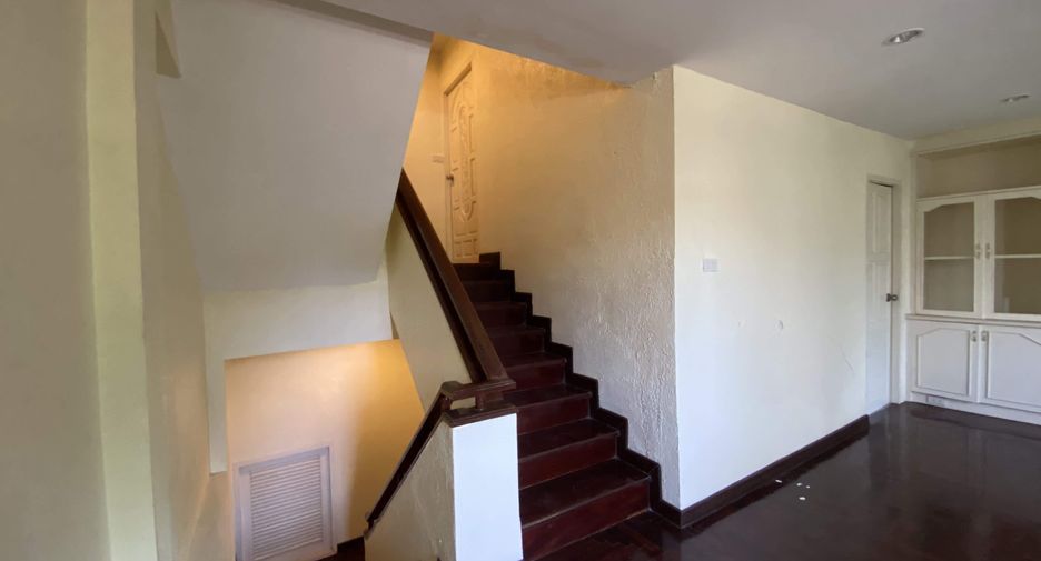 Casa adosada en venta y en alquiler de 4 habitaciones en Khlong Toei, Bangkok