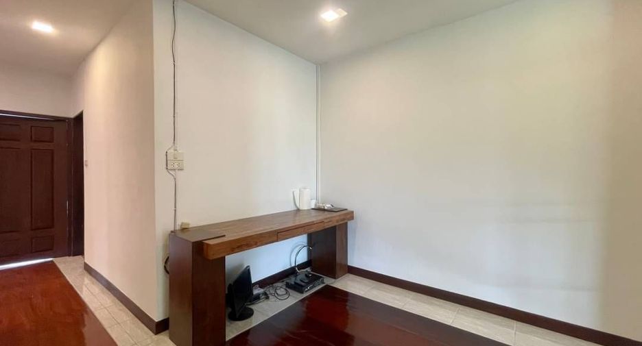 For rent 2 bedrooms townhouse in Mueang Chiang Mai, Chiang Mai