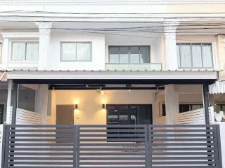 For sale 3 bedrooms townhouse in Phra Khanong, Bangkok