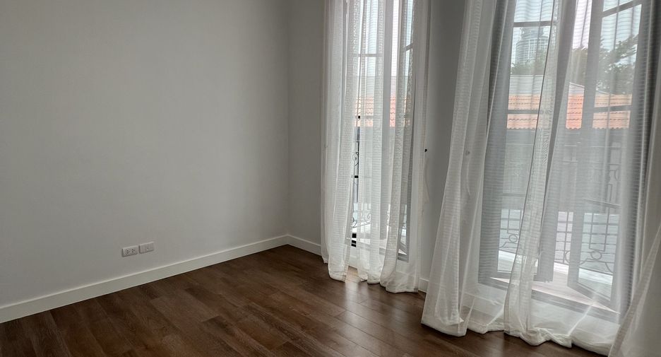 Haus zum Kauf mit 4 Zimmer in Watthana, Bangkok