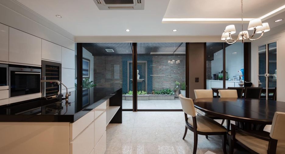 For sale 2 bedrooms house in Watthana, Bangkok