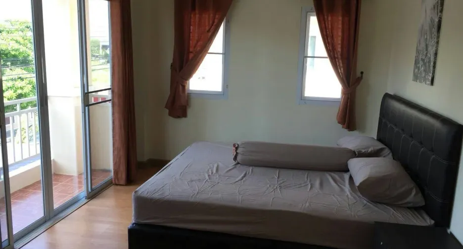 À louer 3 chambres maison à Saraphi, Chiang Mai